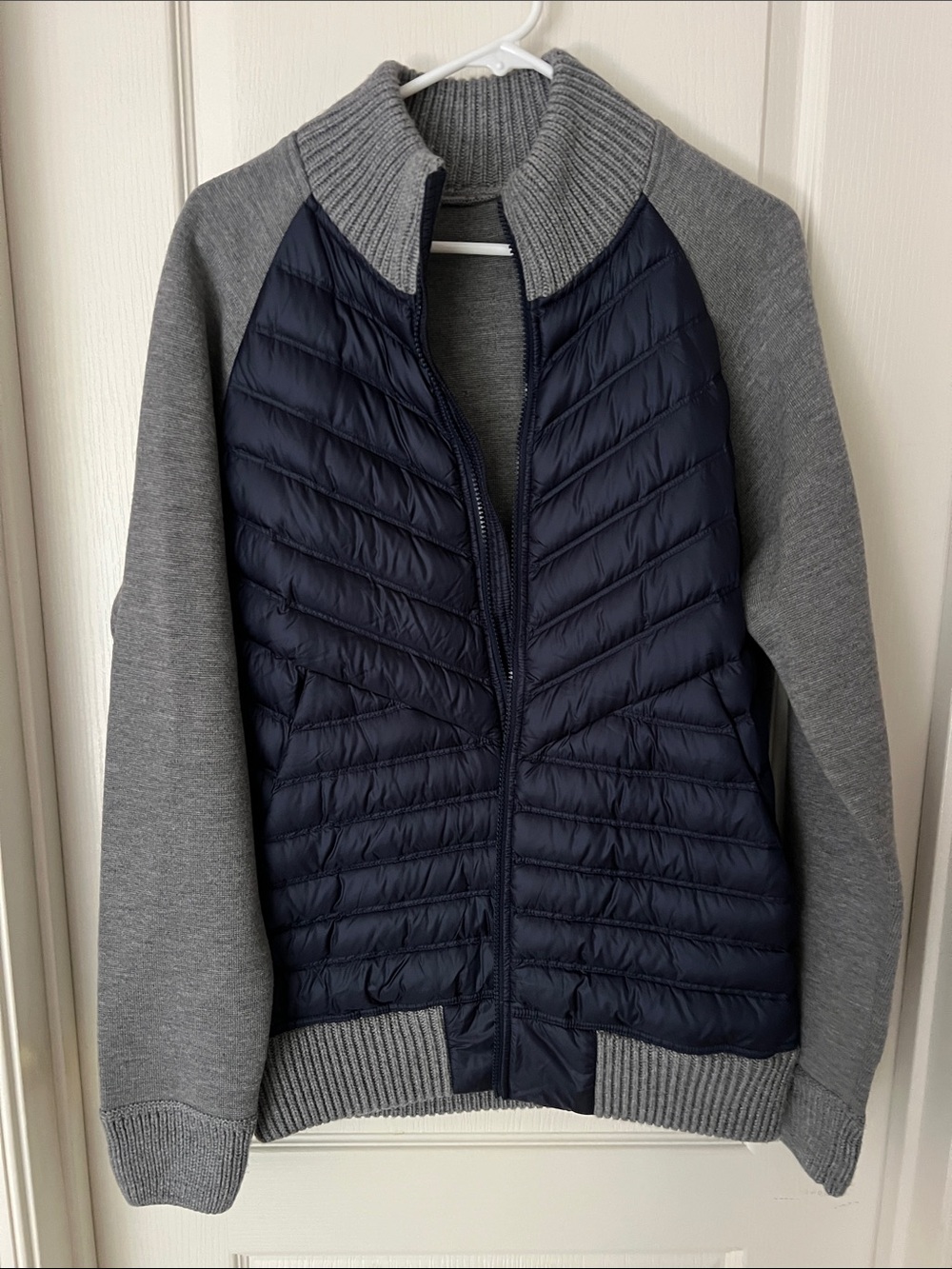 lululemon athletica Men's Navy Quilted Front with Gray Knit Sleeves Jacket